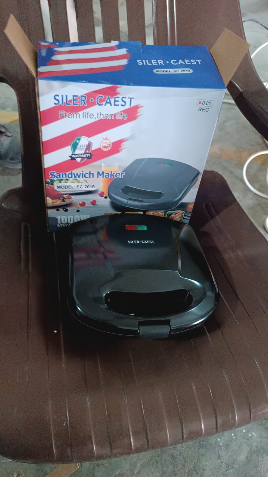 Sandwich Maker â€“ Non-Stick Plates & Indicator Lights for Easy Home Cooking